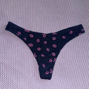 PINK Victoria's Secret thong valentine's Kiss Lips print ribbed cotton thong